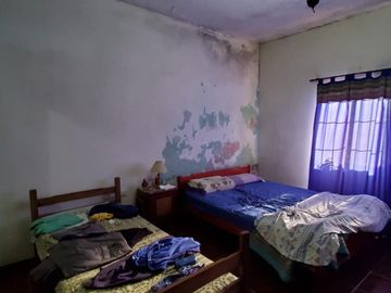 Casa con pileta sobre Andrade, Glew