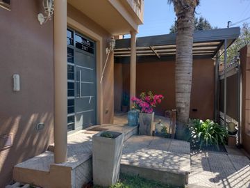 Hermosa casa sobre calle Malharro, barrio Los Alamos de Glew