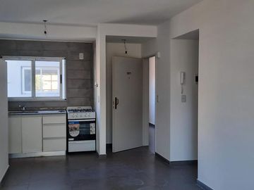 DEPARTAMENTO DOS AMBIENTES TIPO SEMIPISO CON RENTA