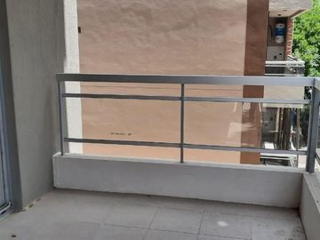 DEPARTAMENTO DOS AMBIENTES TIPO SEMIPISO CON RENTA