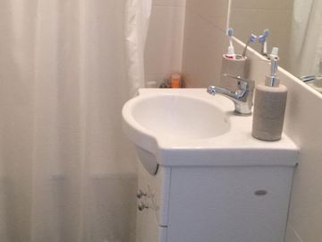 DEPARTAMENTO DOS AMBIENTES TIPO SEMIPISO CON RENTA