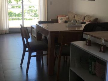 DEPARTAMENTO DOS AMBIENTES TIPO SEMIPISO CON RENTA