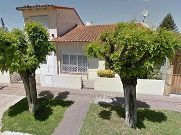 Hermosa casa en Calle 104, a cuadras de Estacion de Guernica