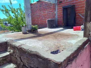 En Venta Casa con Locales en I. Casanova