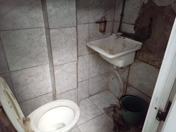 En Venta Casa con Locales en I. Casanova