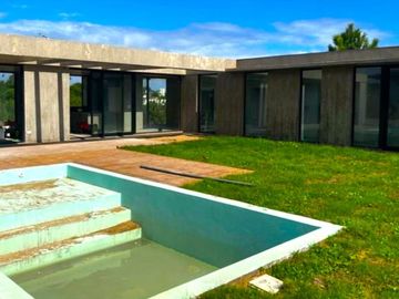 HERMOSA CASA DE 4 AMBIENTES A ESTRENAR BARRIO NAYADES