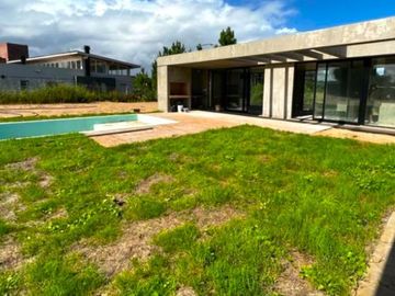 Hermosa casa a estrenar Barrio Nayades