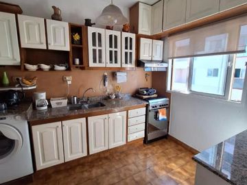 HERMOSO DEPARTAMENTO DE TRES AMBIENTES APTO PROFESIONAL