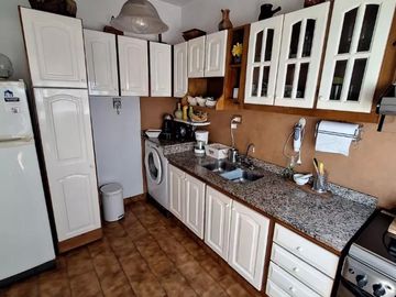 HERMOSO DEPARTAMENTO DE TRES AMBIENTES APTO PROFESIONAL