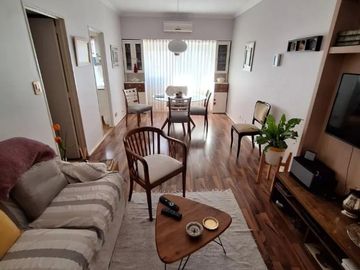HERMOSO DEPARTAMENTO DE TRES AMBIENTES APTO PROFESIONAL