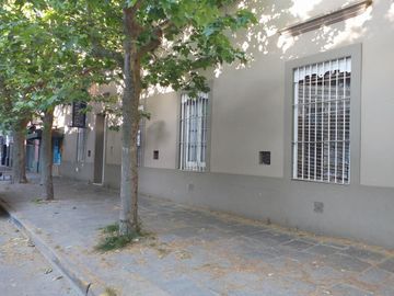 VENTA - 3 LOCALES CENTRICOS CON POSIBILIDAD DE HACER OTROS