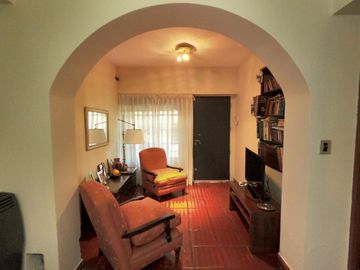 CASA 3 AMBIENTES CON JARDIN Y PILETA