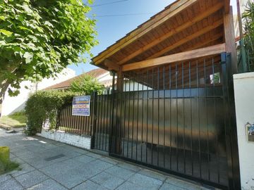 CASA 3 AMBIENTES CON JARDIN Y PILETA