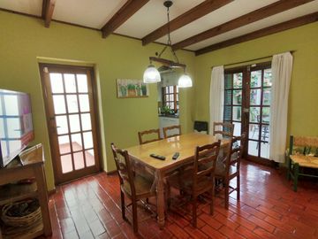 CASA 3 AMBIENTES CON JARDIN Y PILETA
