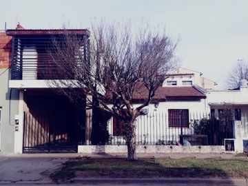 Hermosa casa sobre Payro, Barrio Los Alamos, Glew