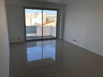 DEPARTAMENTO 2 AMBIENTES CON COCHEERA ZONA CENTRICA
