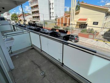 DEPARTAMENTO 2 AMBIENTES CON COCHEERA ZONA CENTRICA