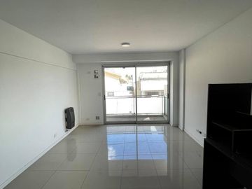 DEPARTAMENTO 2 AMBIENTES CON PATIO Y COCHERA