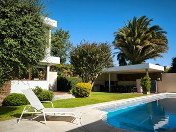 CASA 4 AMBIENTES CON PARQUE, QUINCHO Y PISCINA