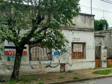 Casa Antigua en venta 3 ambientes cochera. Local con baño