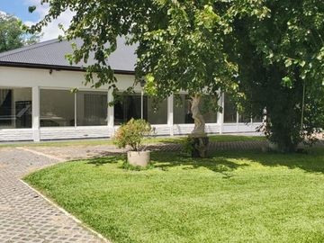 Impecable quinta estilo Finca sobre Uruguay 690, Guernica