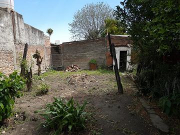 EN VENTA TERRENO CON CASA A RECICLAR A 800 MTS DEL SHOPPING