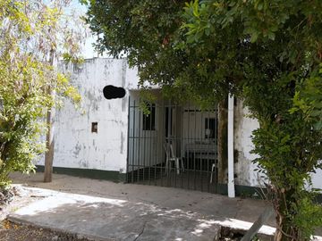 EN VENTA TERRENO CON CASA A RECICLAR A 800 MTS DEL SHOPPING