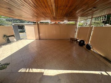 LINDA CASA EN AV. SEBASTIAN PIÑERA