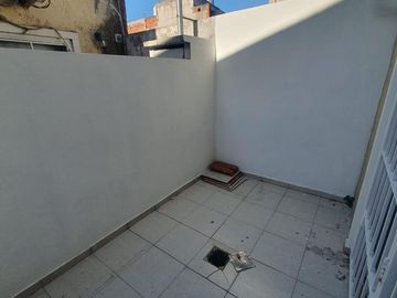 Triplex 4 amb. con Patio y Cochera