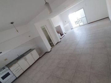 Triplex 4 amb. con Patio y Cochera