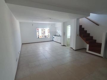Triplex 4 amb. con Patio y Cochera