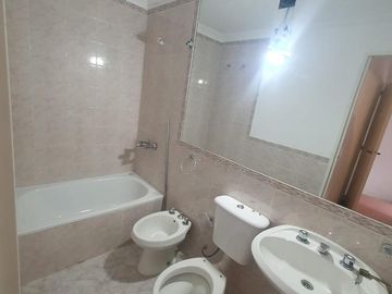 Triplex 4 amb. con Patio y Cochera