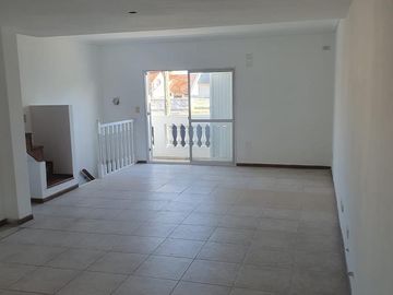 Triplex 4 amb. con Patio y Cochera