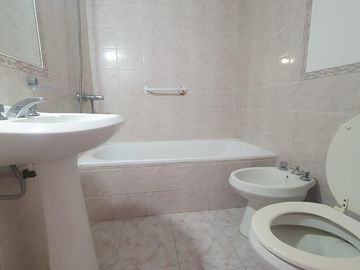 Triplex 4 amb. con Patio y Cochera