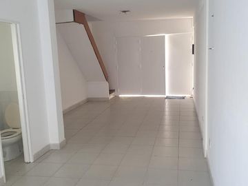 Triplex 4 amb. con Patio y Cochera