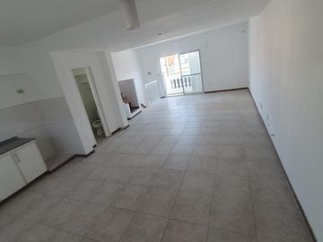 Triplex 4 amb. con Patio y Cochera