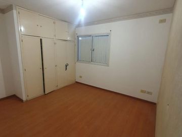Triplex 4 amb. con Patio y Cochera