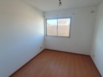 Triplex 4 amb. con Patio y Cochera