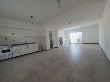Triplex 4 amb. con Patio y Cochera