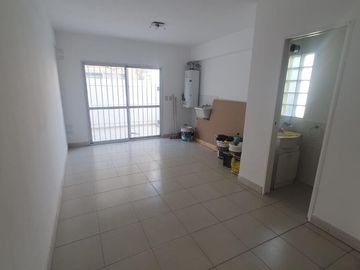 Triplex 4 amb. con Patio y Cochera