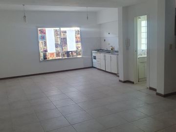Triplex 4 amb. con Patio y Cochera