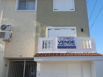 Triplex 4 amb. con Patio y Cochera