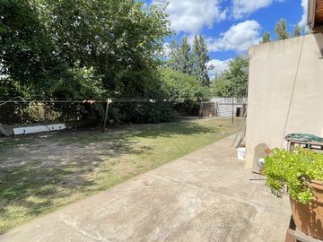 Casaquinta, 1,5 has. 2 viviendas, tinglado, quincho, garaje 4 autos, zona productiva. La Plata