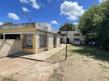 Casaquinta, 1,5 has. 2 viviendas, tinglado, quincho, garaje 4 autos, zona productiva. La Plata