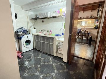 Casaquinta, 1,5 has. 2 viviendas, tinglado, quincho, garaje 4 autos, zona productiva. La Plata