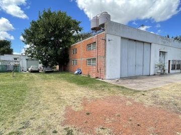 Casaquinta, 1,5 has. 2 viviendas, tinglado, quincho, garaje 4 autos, zona productiva. La Plata