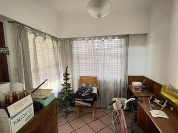 Casaquinta, 1,5 has. 2 viviendas, tinglado, quincho, garaje 4 autos, zona productiva. La Plata