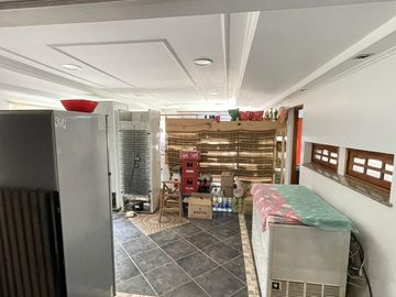 Casaquinta, 1,5 has. 2 viviendas, tinglado, quincho, garaje 4 autos, zona productiva. La Plata