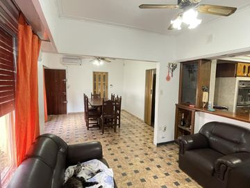 Casaquinta, 1,5 has. 2 viviendas, tinglado, quincho, garaje 4 autos, zona productiva. La Plata