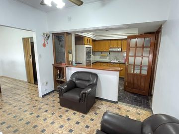 Casaquinta, 1,5 has. 2 viviendas, tinglado, quincho, garaje 4 autos, zona productiva. La Plata